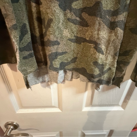 American Eagle Outfitters Soft & Sexy Camouflage Top - Picture 3 of 5